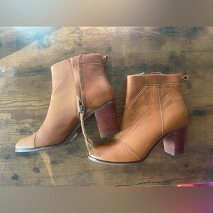 Toms Leather booties tan zip up size 9 ankle boots